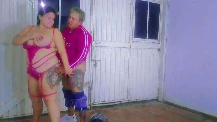 The delivery guy fucks the curvy MILF in lingerie. He barebacks her wet pussy after finding her irresistible. Would you have given in to the temptation too?