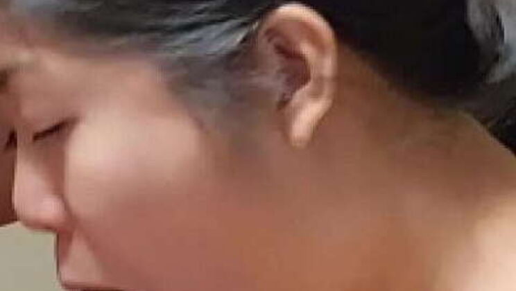 Asian Amateur Girlfriend Gives Intense Blowjob and Doggystyle