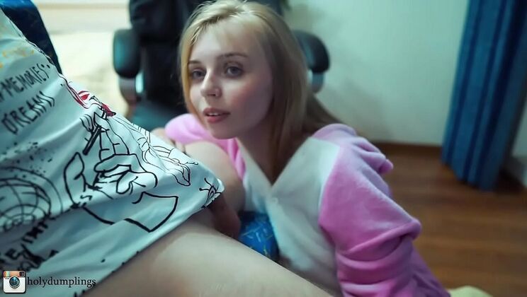 Curvy Cosplayer Shows Off Her Deep Throat Skills in Costume