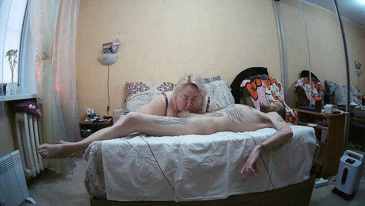 Stepmom sucks big cock deep and watches cum flow out - Zona901