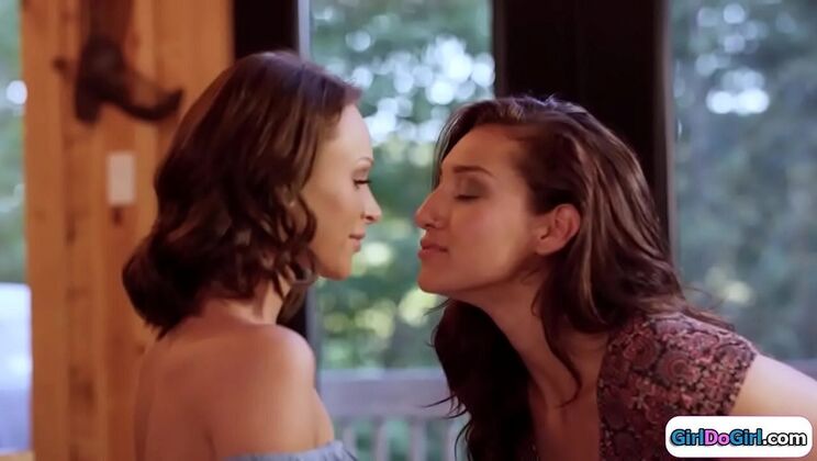 Straight Girl Emma Hix Kisses Lesbian GF - Hot Lesbian Action