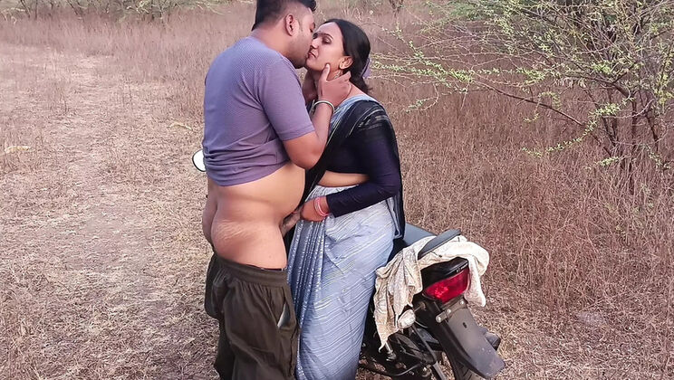Hot Desi Kavita Bhabhi Fucked Hard Doggy Style in Jungle - Indian Aunty Outdoor Sex