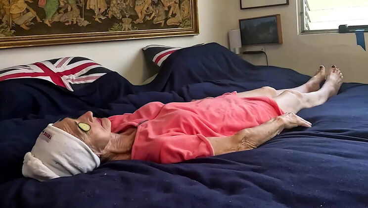 Hot MILF Gets Huge Facial Cumshot From Old Man - Amateur Couple Fun