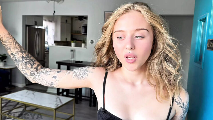 Hot blonde teen Zxlesya gets deep fucked on couch after first date - Amateur homemade sex