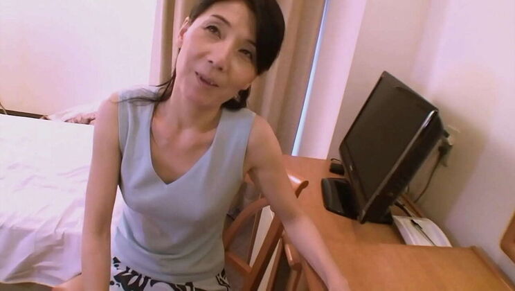 Hot Japanese MILF Gets Creampie in Hairy Pussy