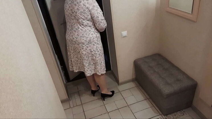 Hot BBW housewife fucks delivery guy with glass dildo