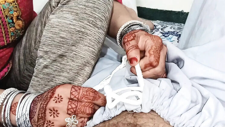 Muslim Mistress Gets Dirty With Servant In Hotel - Desi Handjob & Big Cock Action