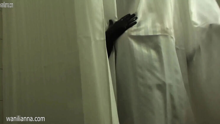 Masked MILF Wanilianna Perverted Shower Fetish with Latex Gloves and Dildo