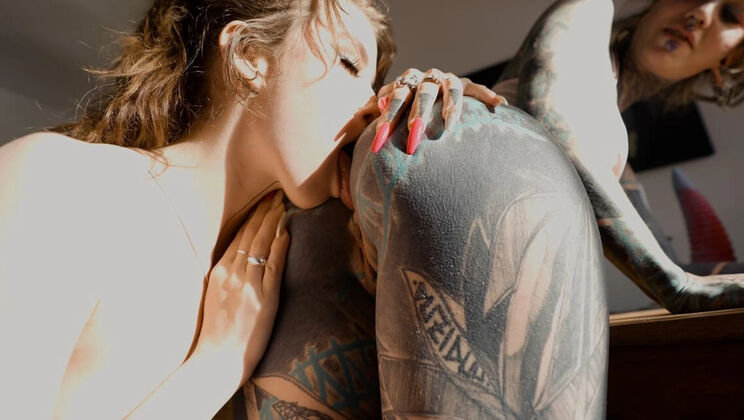 Tattooed Lesbian Anal Gape and Squirting with Big Toy - Anuskatzz & Eden Ivy Hardcore Play