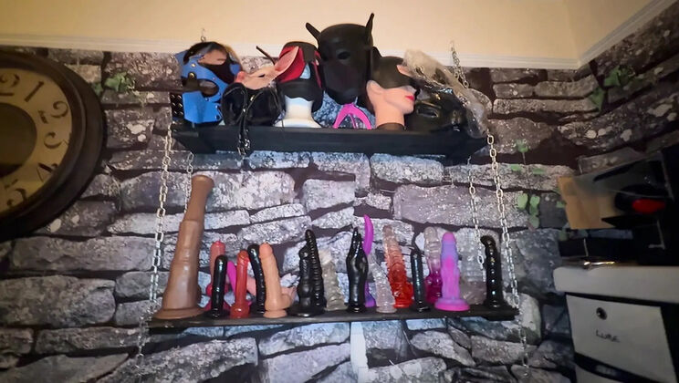 British Domination: Lanista Bear Makes Kitty Squirting Orgasm in Dungeon