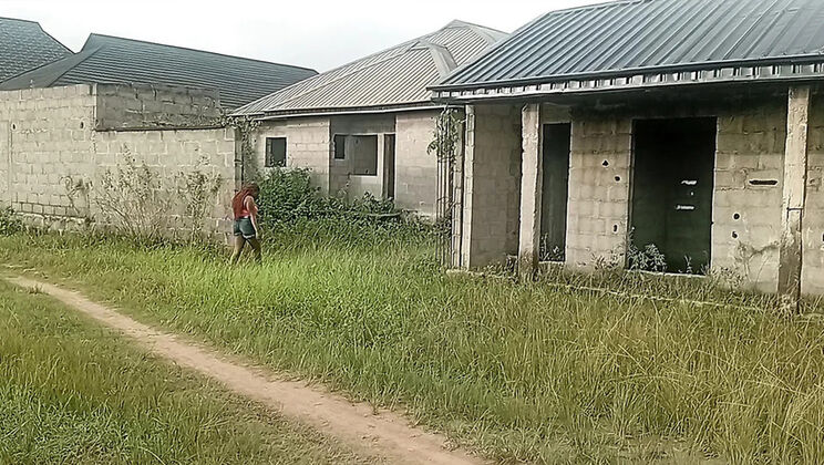 Creamyshuga's Threesome with Two Wives Fucking in Abandoned Building