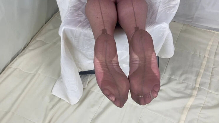 Mature British MILF Teases Pussy in Classic 1960s Stockings - Amateur Foot Fetish Homemade HD