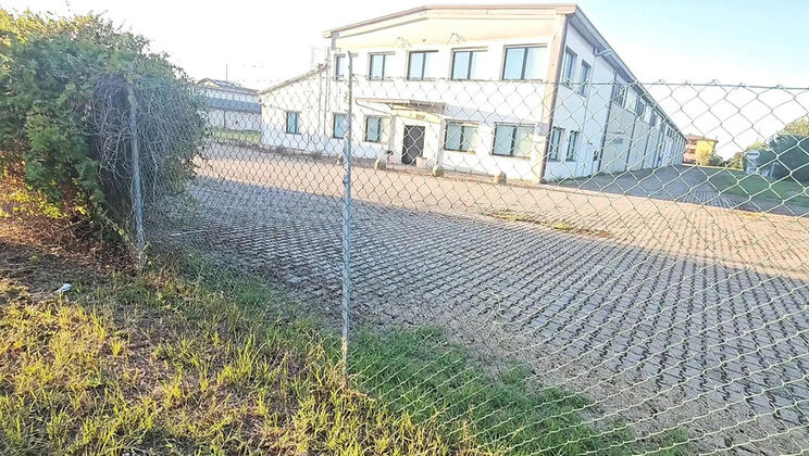 Amateur MILF Gets Fucked Doggystyle By Taxi Driver In Car Trunk - Big Cock Action