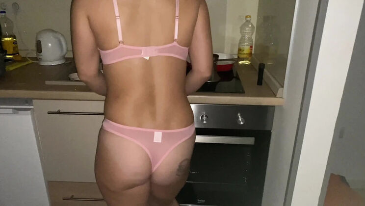 The Hairy Housewife Cooked Breakfast and Seduced the Hostess's Husband