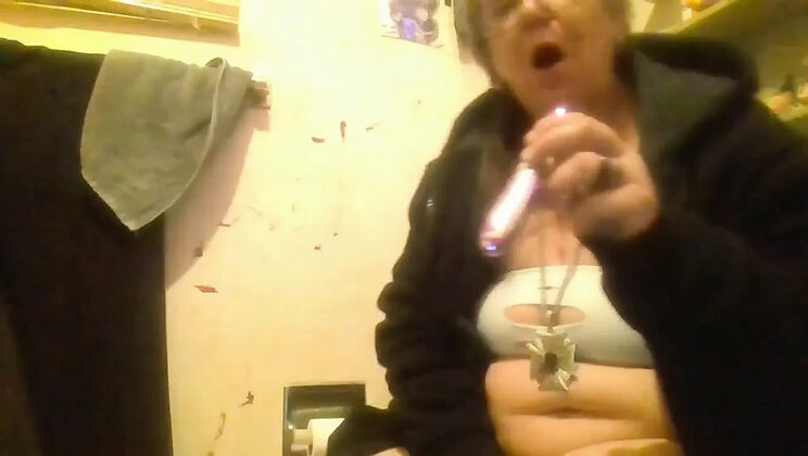 Amateur BBW Granny Fingering Her Big Ass with a Vibe