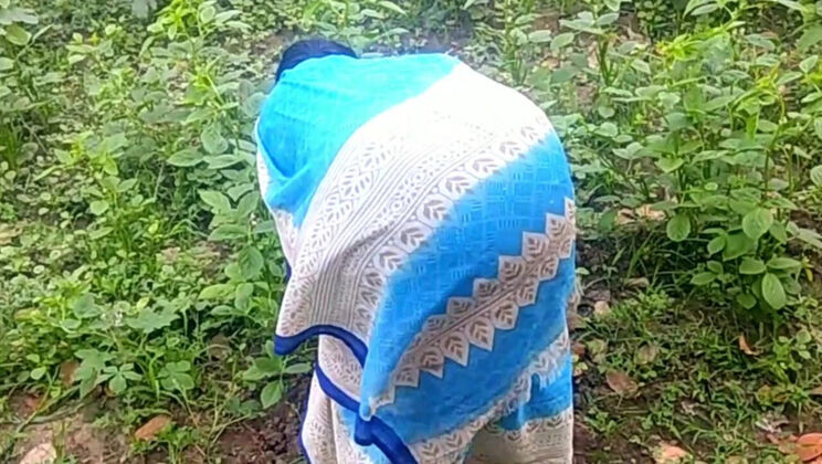 Village Aunty Shows Her Pussy to Ex-Boyfriend in Sugarcane Field