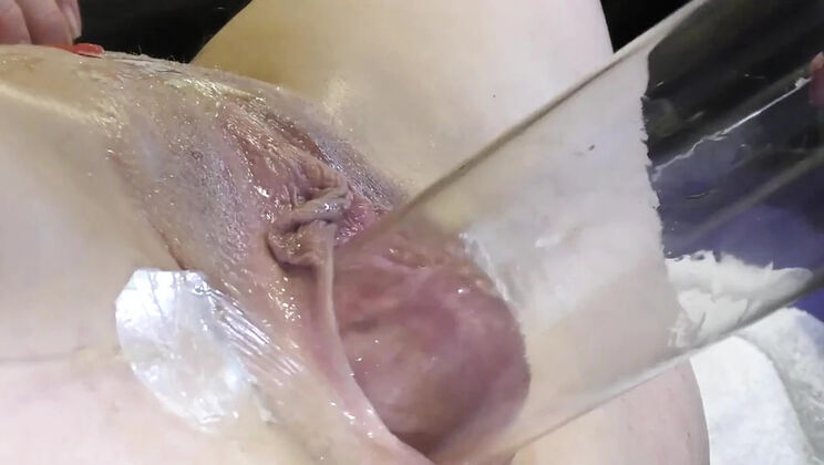 Deep Keely Spreads Wide Open: Dildo & Glass Extreme Insertion Close-Up