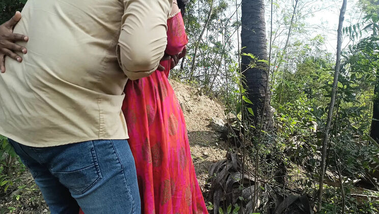Hot Indian Housewife Laxi Ammu Gets Naughty Outdoor Public Sex With Apple Baby