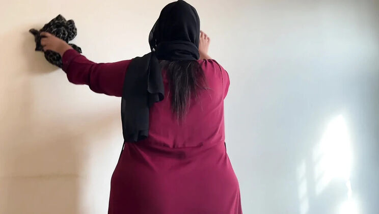 Big Ass Maid Aria Mia Gets Fucked While Cleaning Bedroom in Saudi Arabia - Anal & Cum