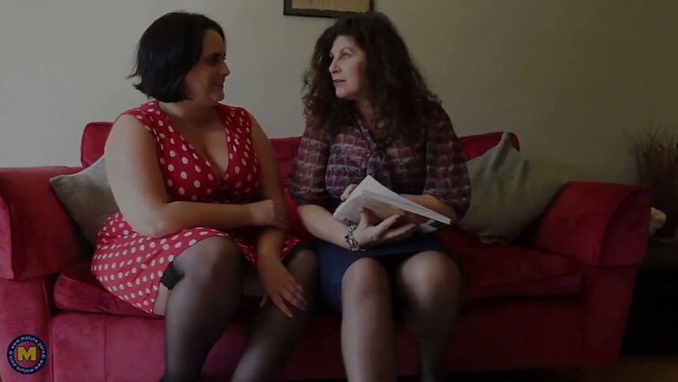 Curvy Mature Friends Sarah Jane & Gilly Sampson Play with Each Other