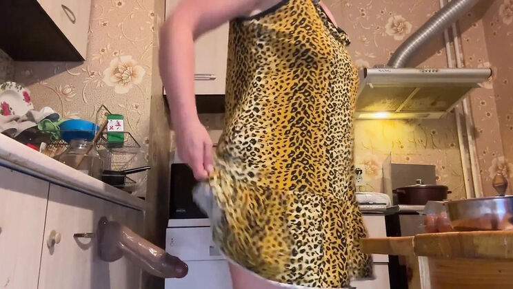 Horny Milf Masturbates While Cooking