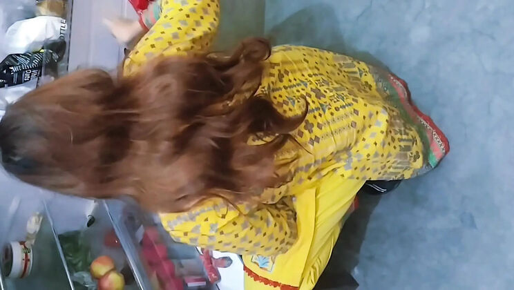 Pakistani Beautiful Bhabi Cleaning Fridge in Winter – Desi Homemade Sex Video
