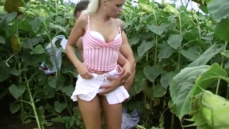 Nikki Sun Sweet Teen Fucks in Open Field – Amateur Outdoor Sex